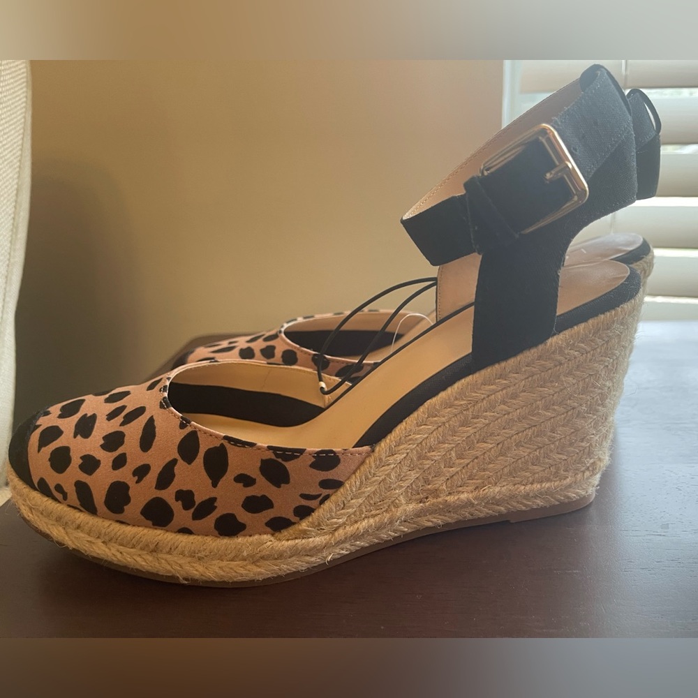 Loft size 8M closed-toed animal print shoes